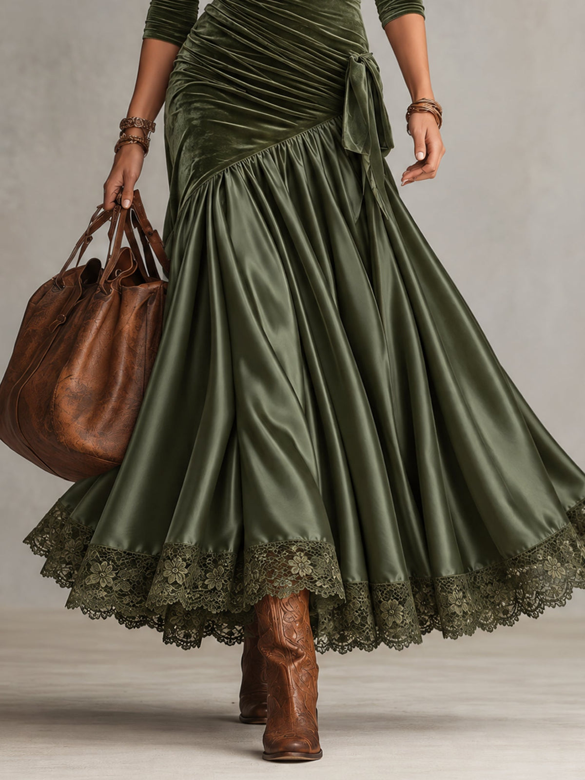 Maica | Vestido largo de terciopelo y satén con paneles y bajo de encaje verde oliva