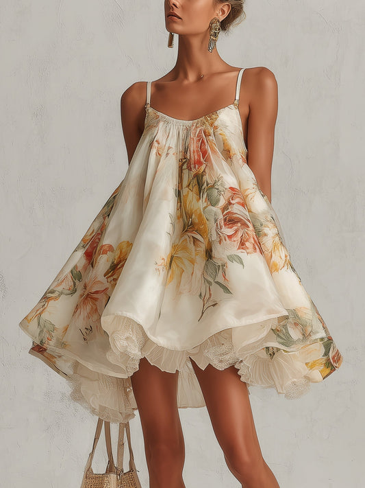 Liliana | Vestido corto en línea A de organza beige con motivo floral y borde de encaje