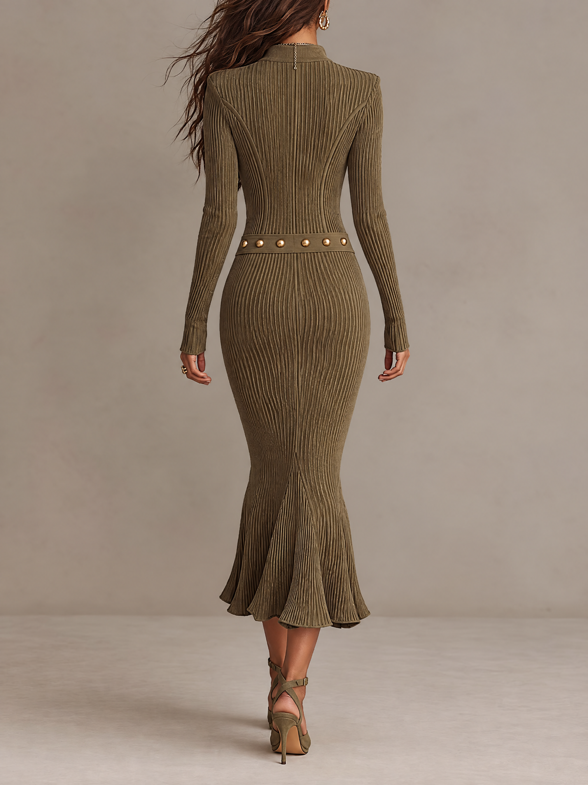 Gema | Vestido midi de punto de canalé con cremallera, bajo en cola de sirena y cinturón de tachuelas