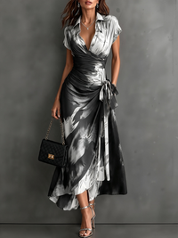 Ana Dolores | Vestido Midi Cruzado con Estampado Abstracto Blanco, Manga Corta y Bajo con Volante