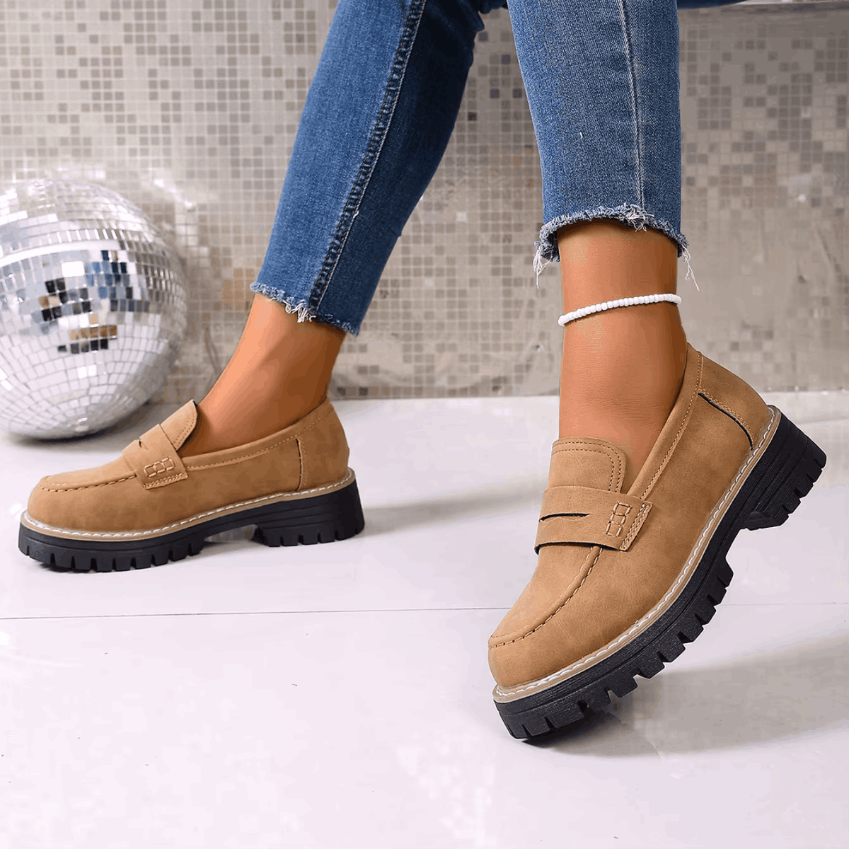 Mercedes | Mocasines Efecto Ante con Suela Dentada