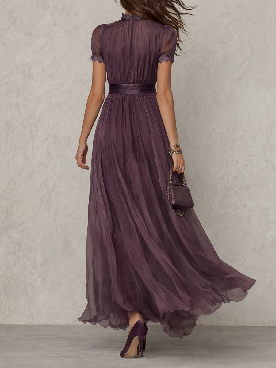 Luisa — Vestido largo morado con escote en V y encaje