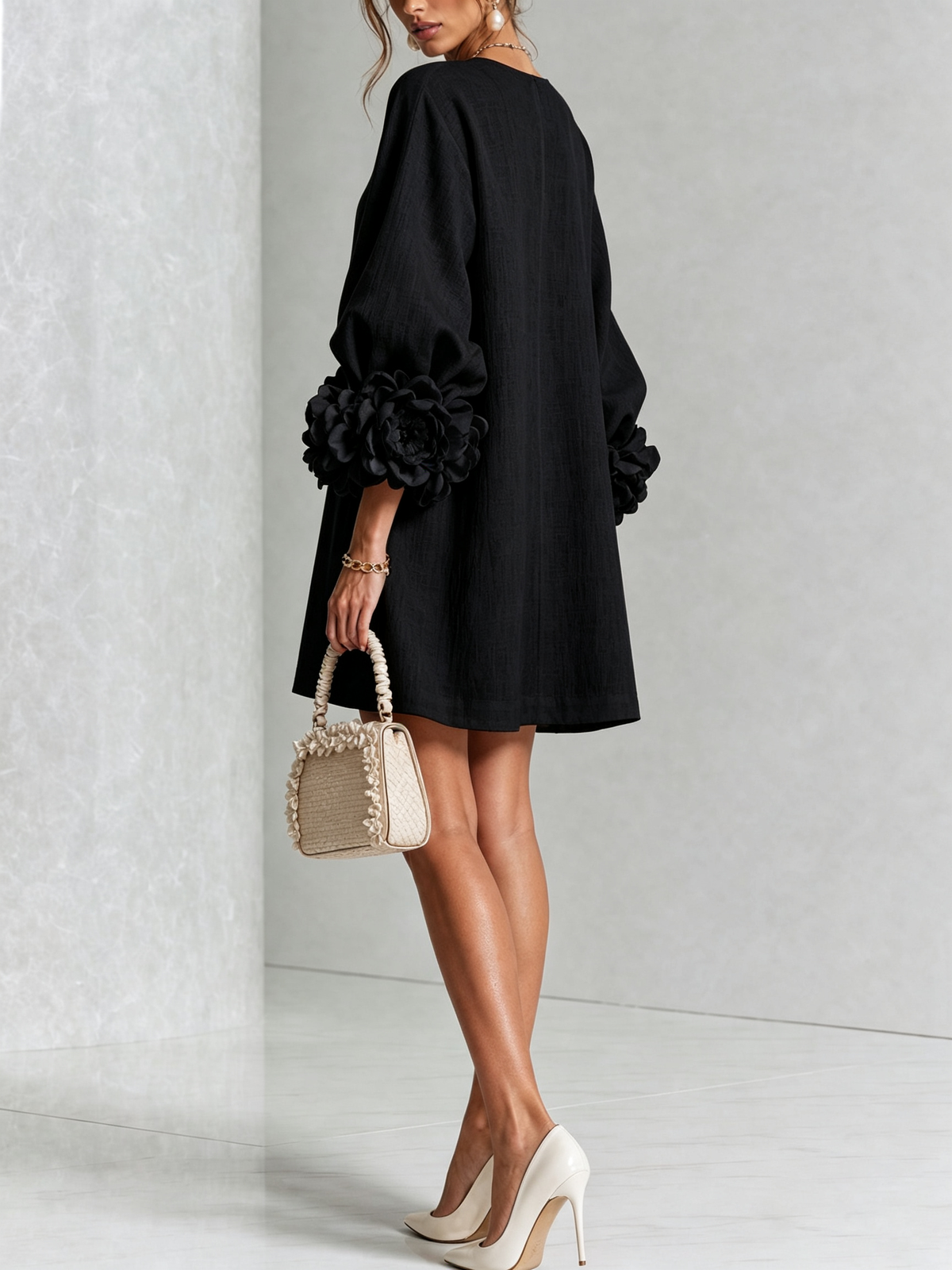 Mari Fe | Vestido Mini de Mezcla de Lino con Puños de Rosa, Negro