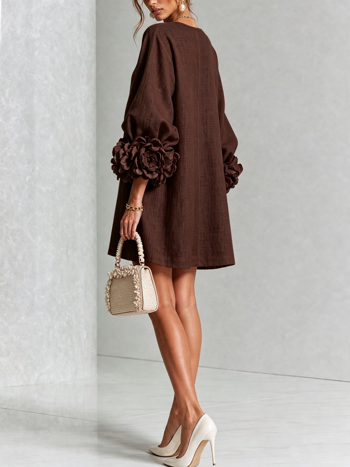 Mari Nieves | Vestido Mini de Mezcla de Lino con Puños de Rosa, Marrón Chocolate