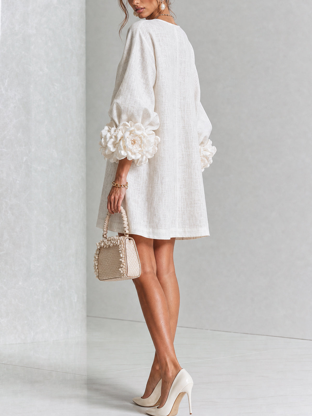 Ana Isabel | Vestido Mini de Mezcla de Lino con Puños de Rosa, Blanco
