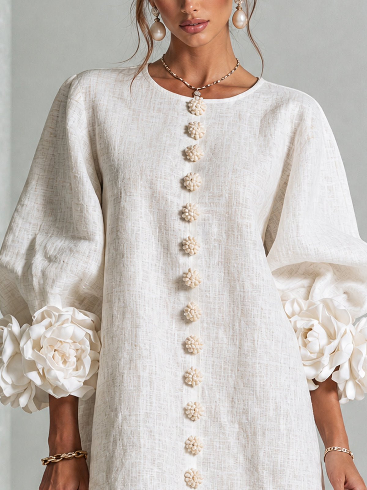 Ana Isabel | Vestido Mini de Mezcla de Lino con Puños de Rosa, Blanco