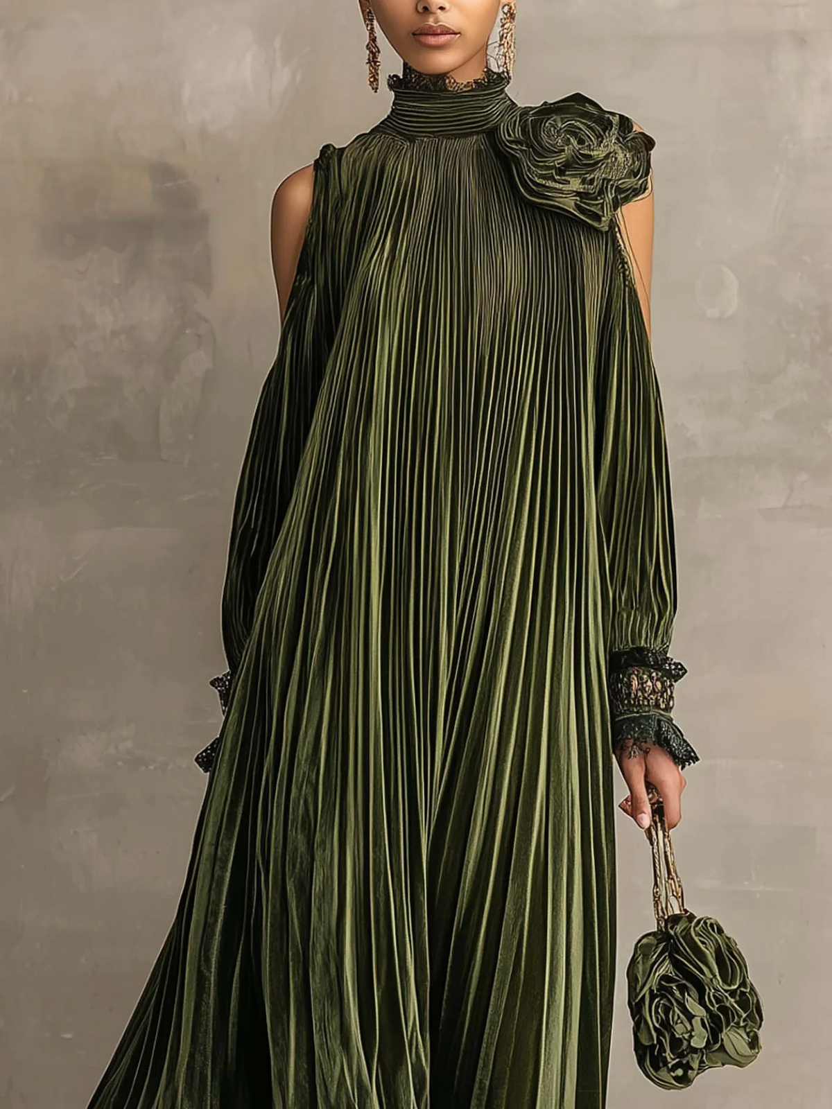 Charo | Vestido largo plisado verde oliva con detalle floral en el hombro