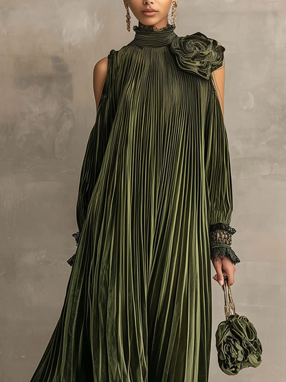 Charo | Vestido largo plisado verde oliva con detalle floral en el hombro