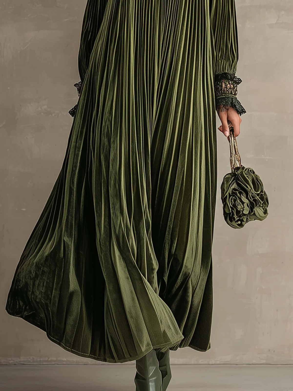 Charo | Vestido largo plisado verde oliva con detalle floral en el hombro