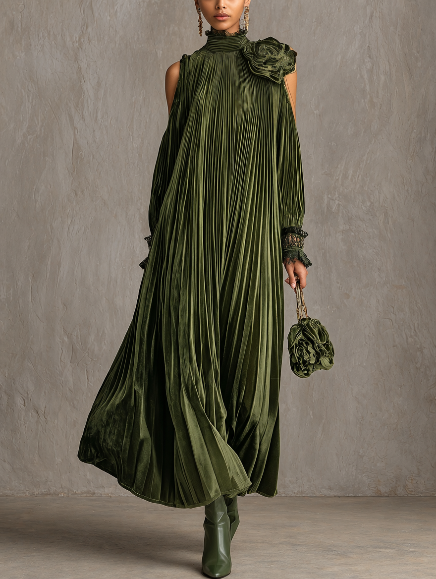 Charo | Vestido largo plisado verde oliva con detalle floral en el hombro