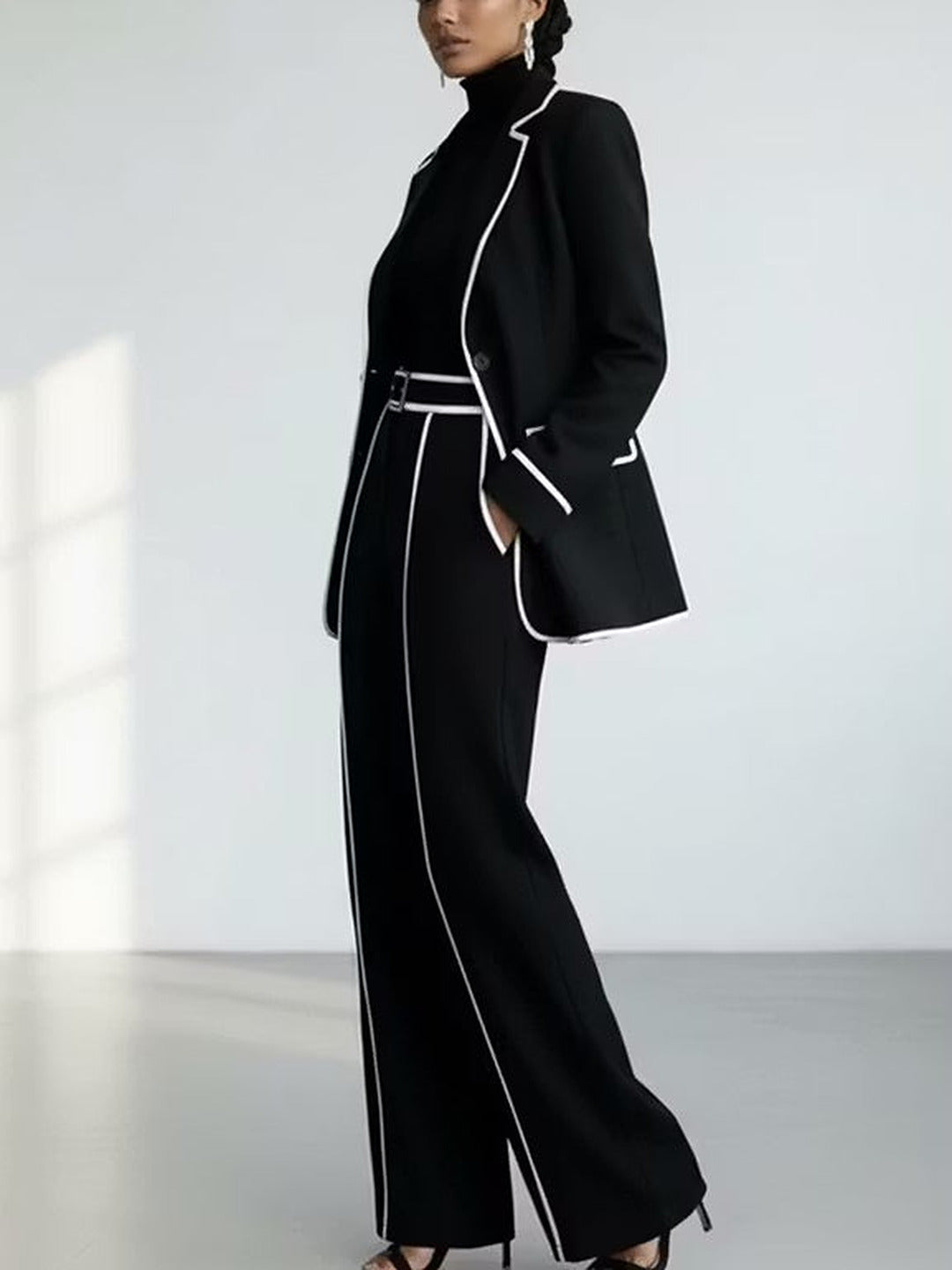 María Soledad | Traje Negro con Ribetes